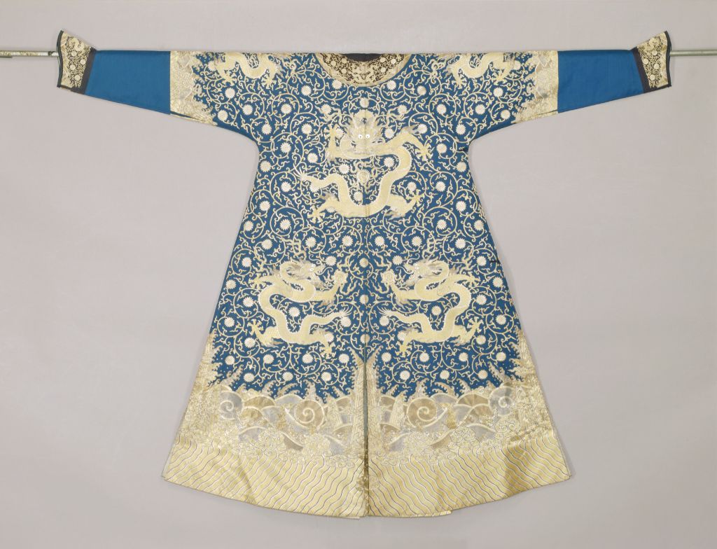 图片[2]-Blue River Silk Flat Gold Silver Entangled Chrysanthemum Golden Dragon Pattern Robe-China Archive